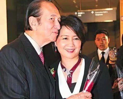 98岁赌王何鸿燊去世,他生前如何哄4个老婆17个子女开心?