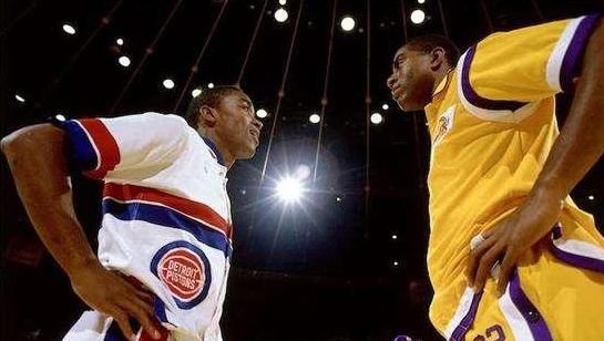 巅峰活塞五虎有多强?拿下两连冠,把乔丹魔术师伯德打得没脾气