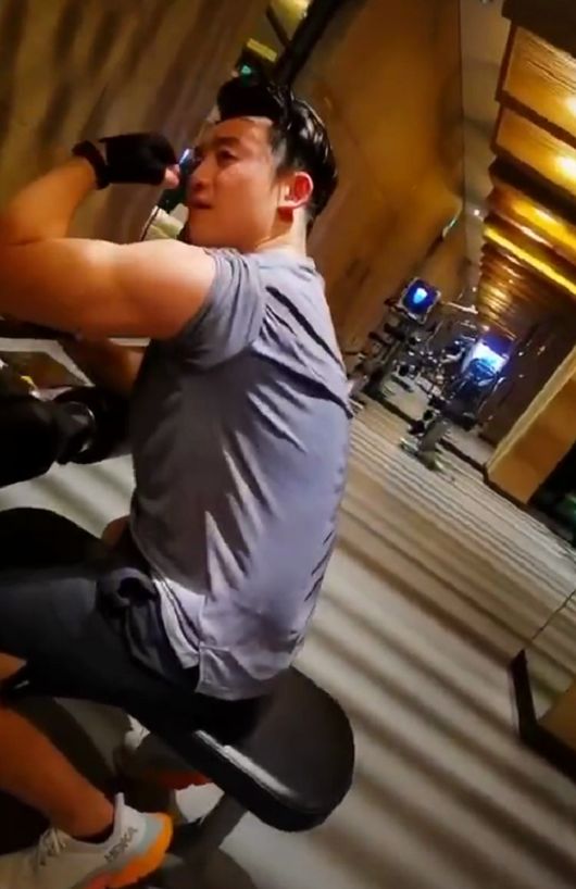 郑恺婚后晒老婆苗苗视角健身照眼神温柔不忘耍帅拉伸一秒破功