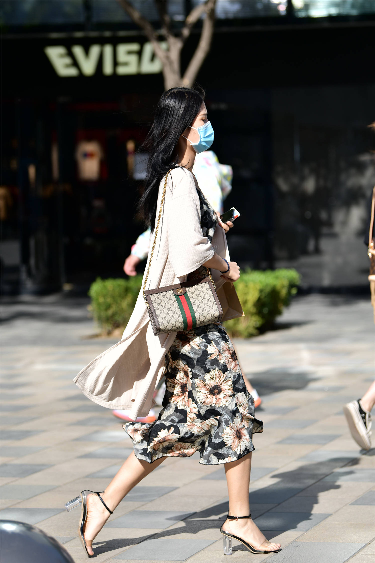 高跟凉鞋,米黄色的款式,非常简单,一款深褐色的高腰半身长裙,搭配一款