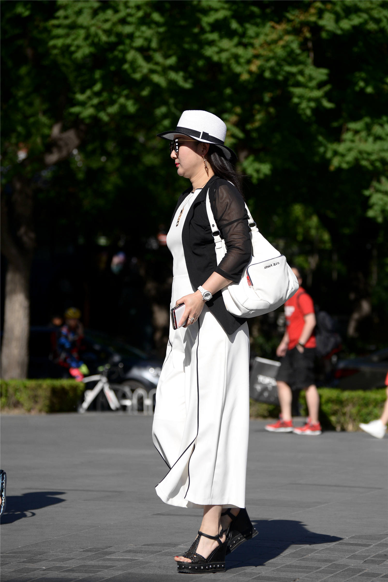 连衣裤搭配坡跟鞋,资深美女搭配出贵气范,让你忽略她的年龄