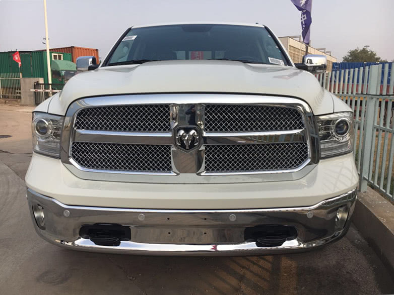 说到道奇,大家一定会先想到它的羊头车标,这款车子在我国比较少见