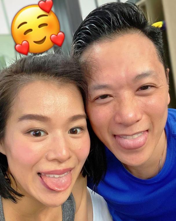 胡杏儿久违晒与老公合照秀恩爱,与李乘德贴脸吐舌夫妻相十足