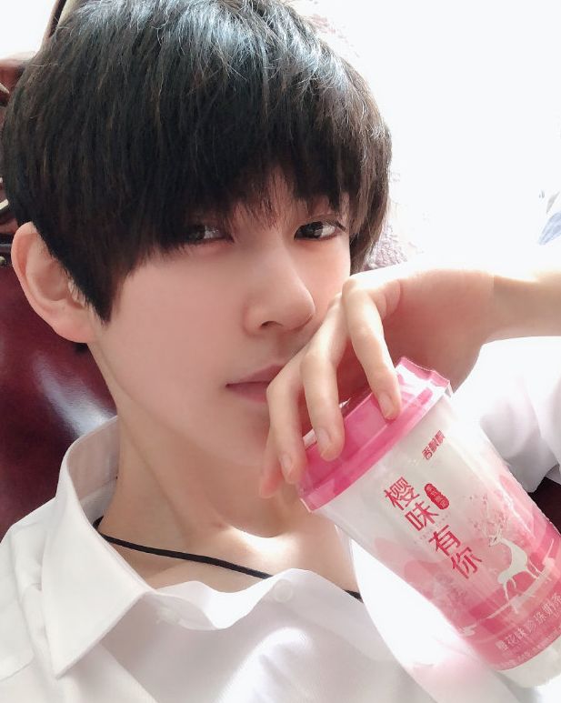 熊祁终于放弃cos?看到他"纯素颜照",网友:曾经的qq头像