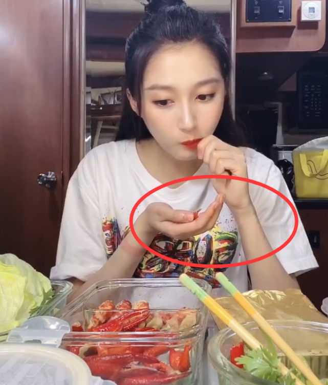 关晓彤忍不住吃龙虾钳谁注意她把壳吐哪素养是装不出来的