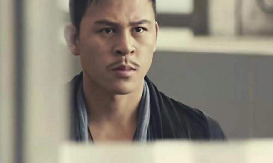 他就是功夫明星释行宇,他跟随周星驰已经有10多年了,毫不夸张的说,从