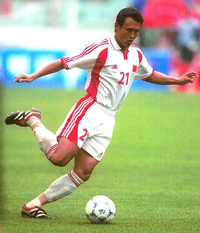 国足史上今天:2001年2比0客胜印尼,全胜晋级世界杯亚洲区十强赛