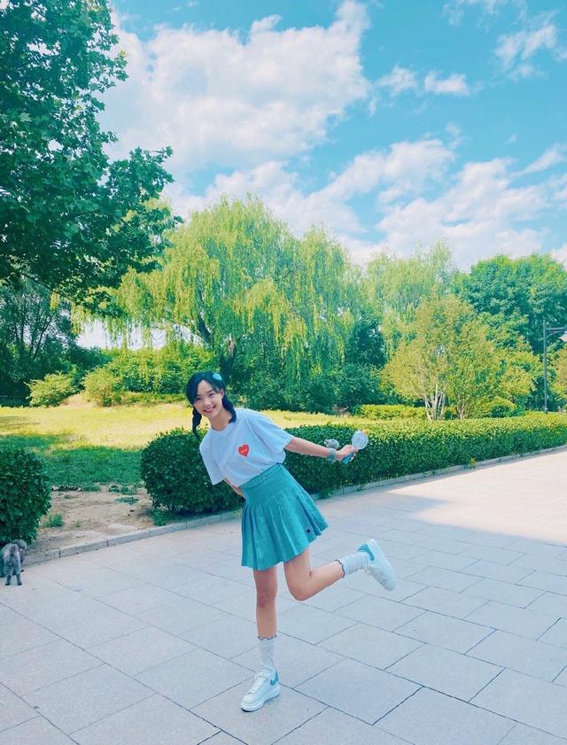 吕小雨也太甜了20岁穿短袖百褶裙扎俩麻花辫更像初中生