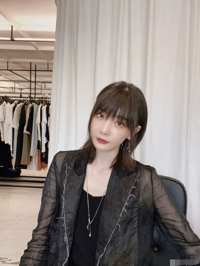 没错,最近,高晓松的前妻徐粲金晒出近照,虽然已经和高晓松离婚多年