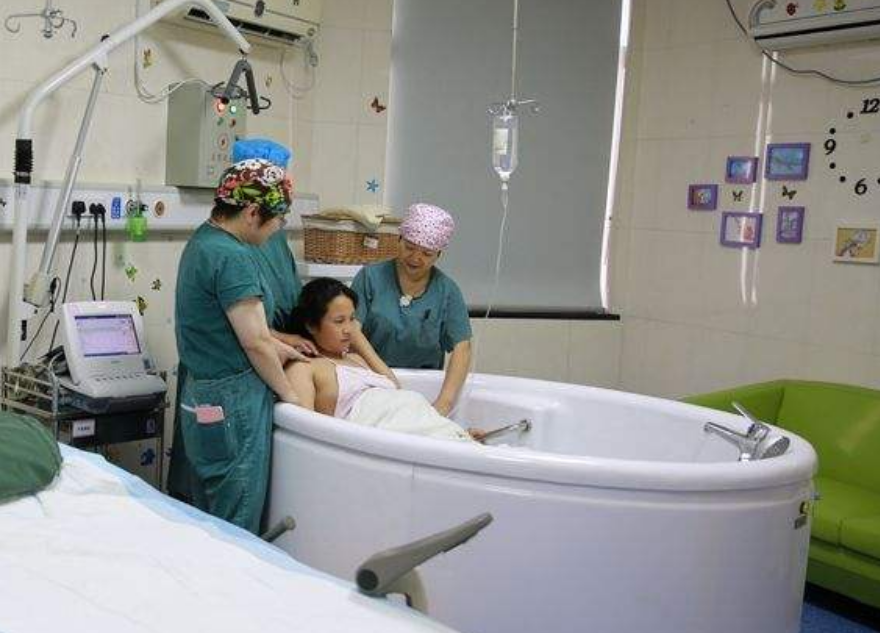 对产妇的要求使用水中分娩理想年龄在20-30岁,自身条件要满足顺产标准