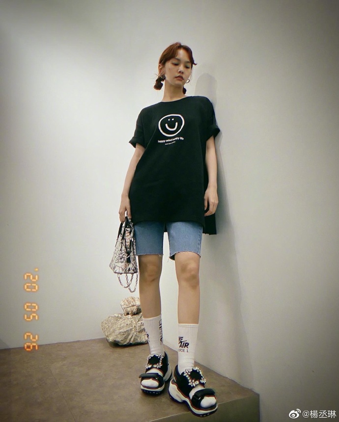 杨丞琳凉鞋配白棉袜潮范十足,坐楼梯间摆拍显酷帅