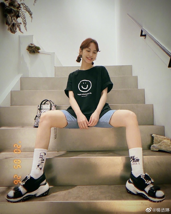 杨丞琳凉鞋配白棉袜潮范十足,坐楼梯间摆拍显酷帅