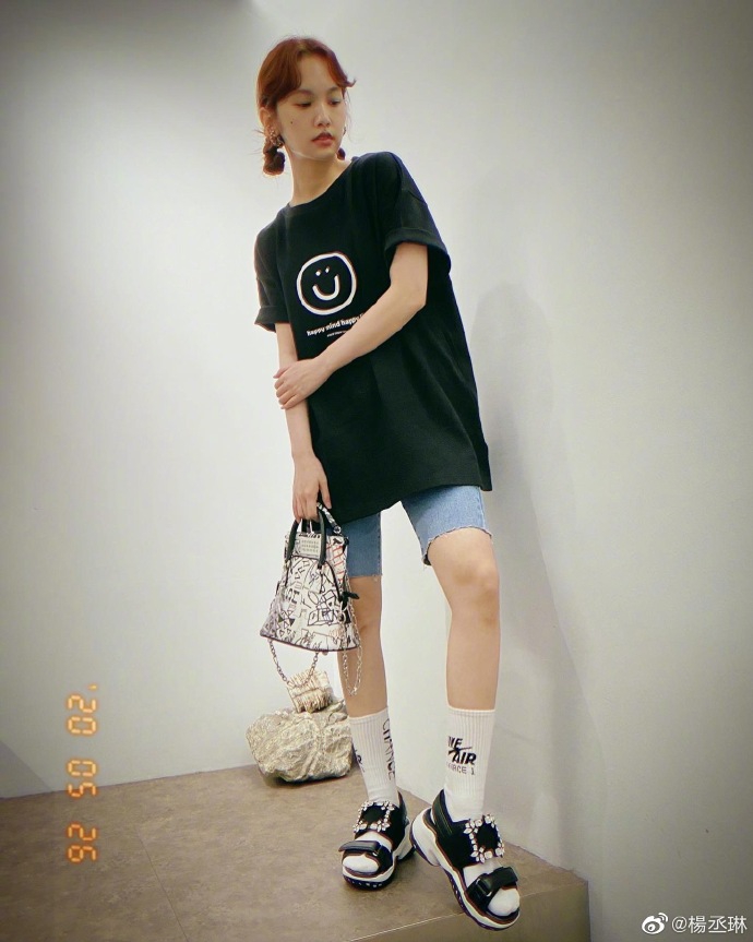 杨丞琳凉鞋配白棉袜潮范十足,坐楼梯间摆拍显酷帅