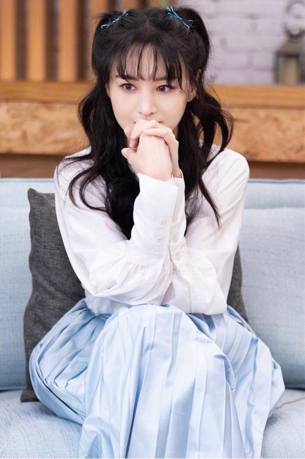 郑爽是"回炉重造"了吗,穿"校园衫"做公益,看着真挺嫩