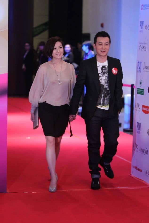 他们是因戏生情夫妻,结婚八年恩爱如初,儿子帅气成人生赢家