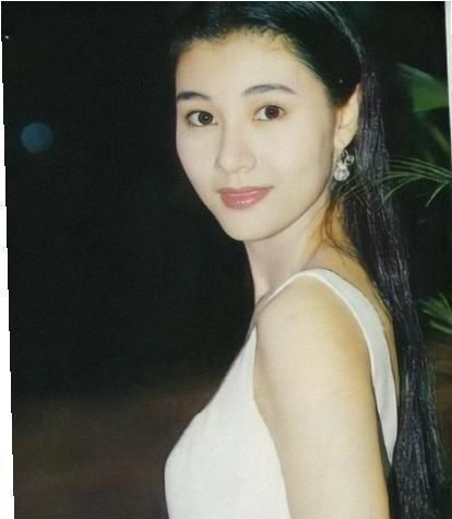 执导的恐怖剧《倩女幽魂Ⅱ:人间道》,在该剧中饰演王祖贤的妹妹傅月池