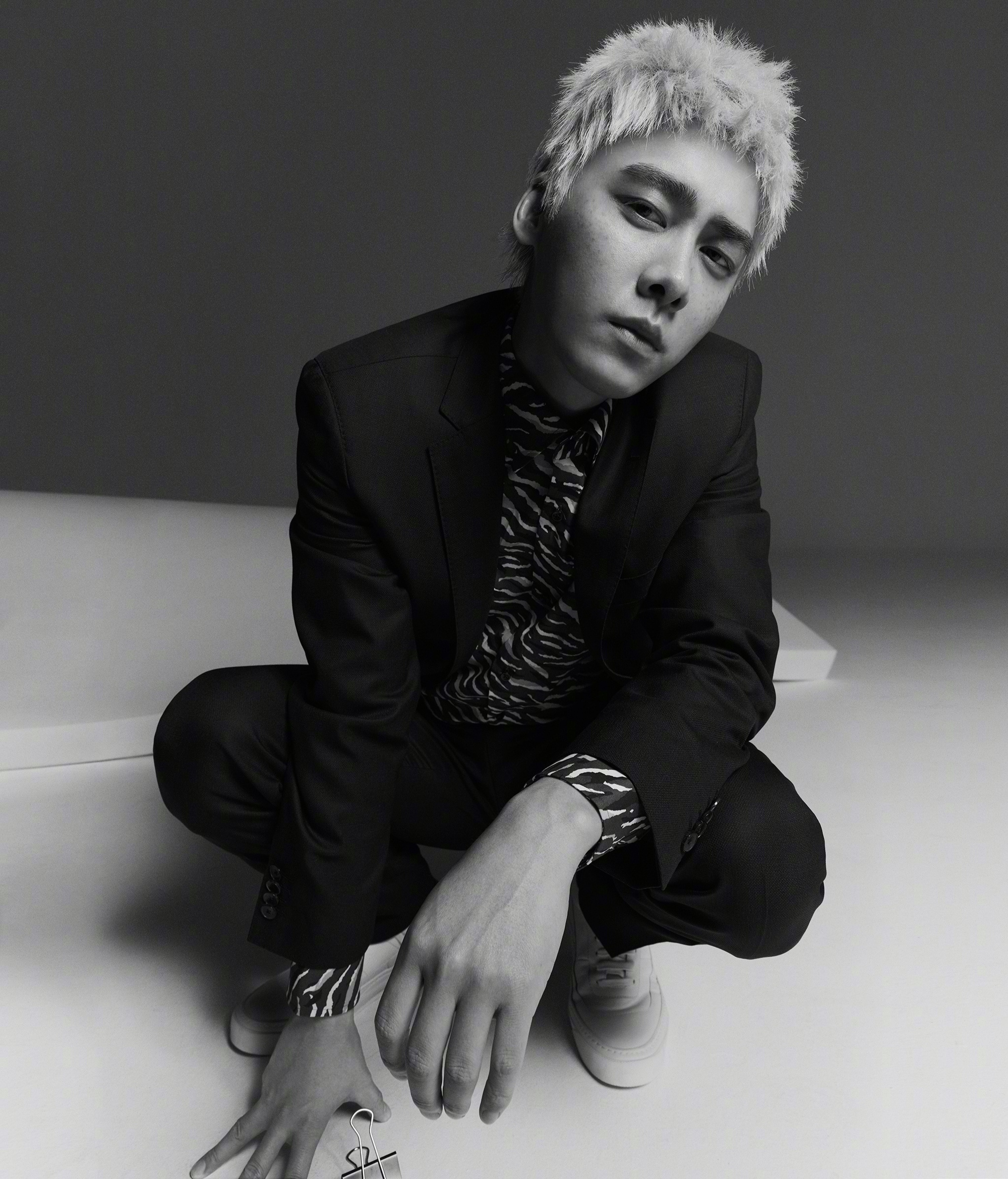 李易峰最新时尚大片,银发配雀斑妆容,变身漫撕男忧郁气质十足