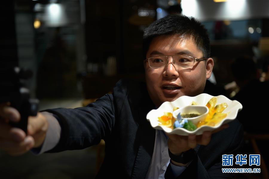 全国人大代表李君希望让世界看到岫云村的幸福