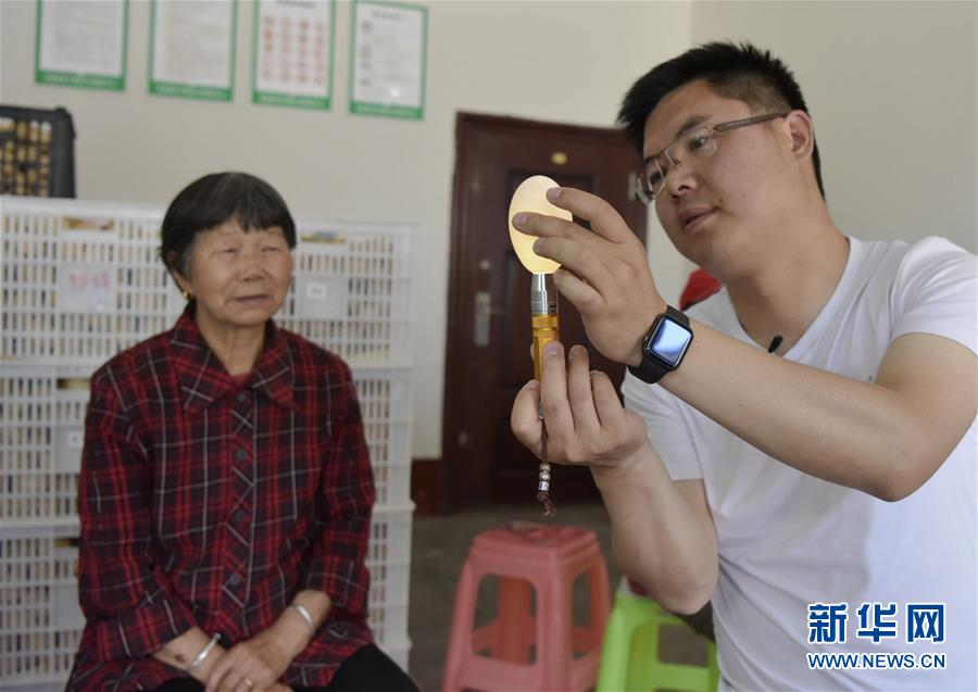 全国人大代表李君希望让世界看到岫云村的幸福