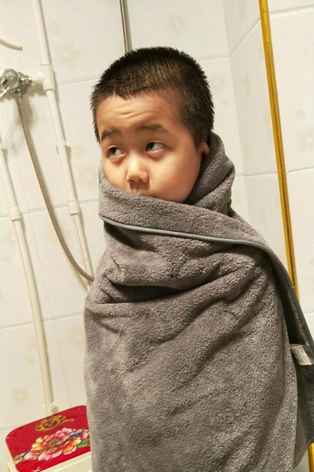 小鲜肉在节目里太"邋遢",引发热议,为啥有的孩子不喜欢洗澡?