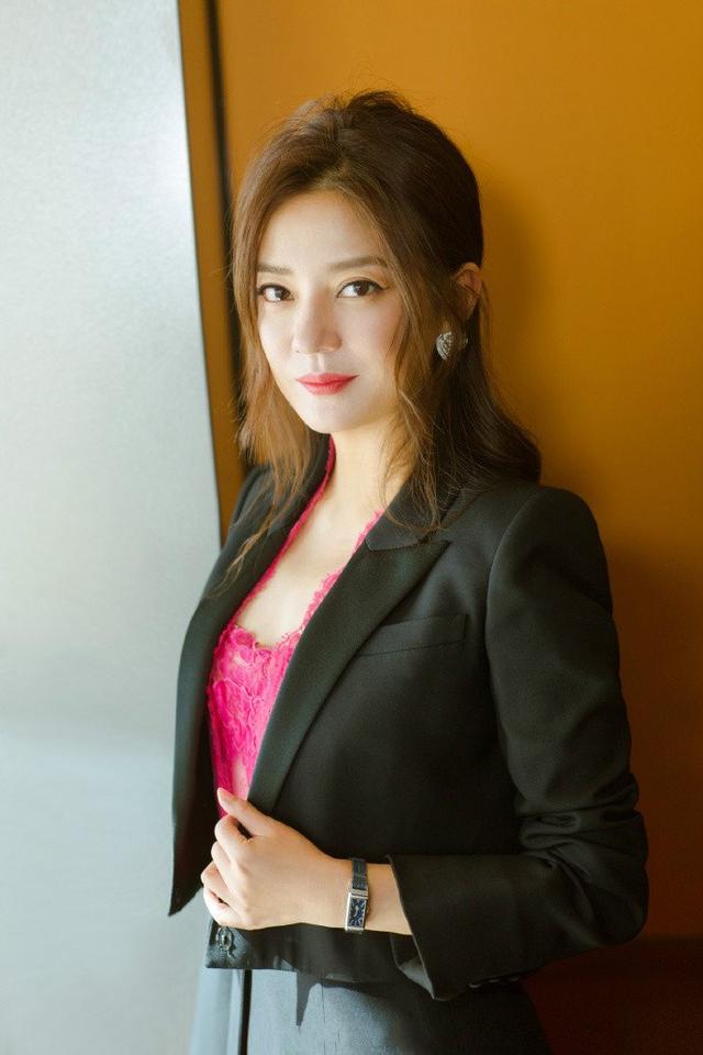 44岁的赵薇风采依旧,小西装搭配玫红长裙,尽显成熟女人味