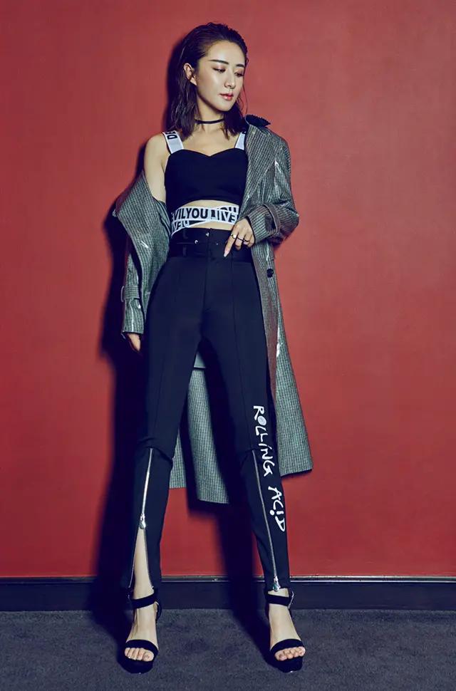 薇娅要进军娱乐圈为芭莎拍封面穿金戴银看起来不输女明星