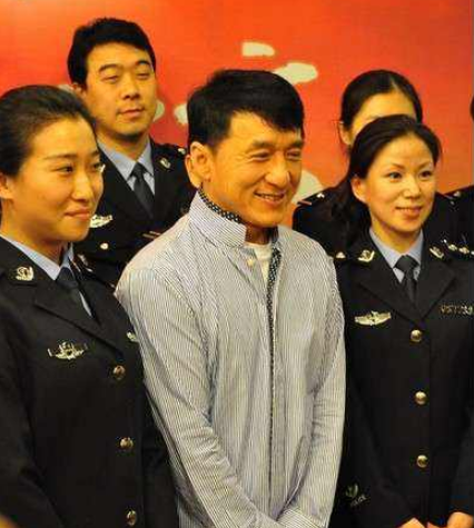 王一博和警察合影,手放前面不算啥,看清他的站位,网友笑出腹肌