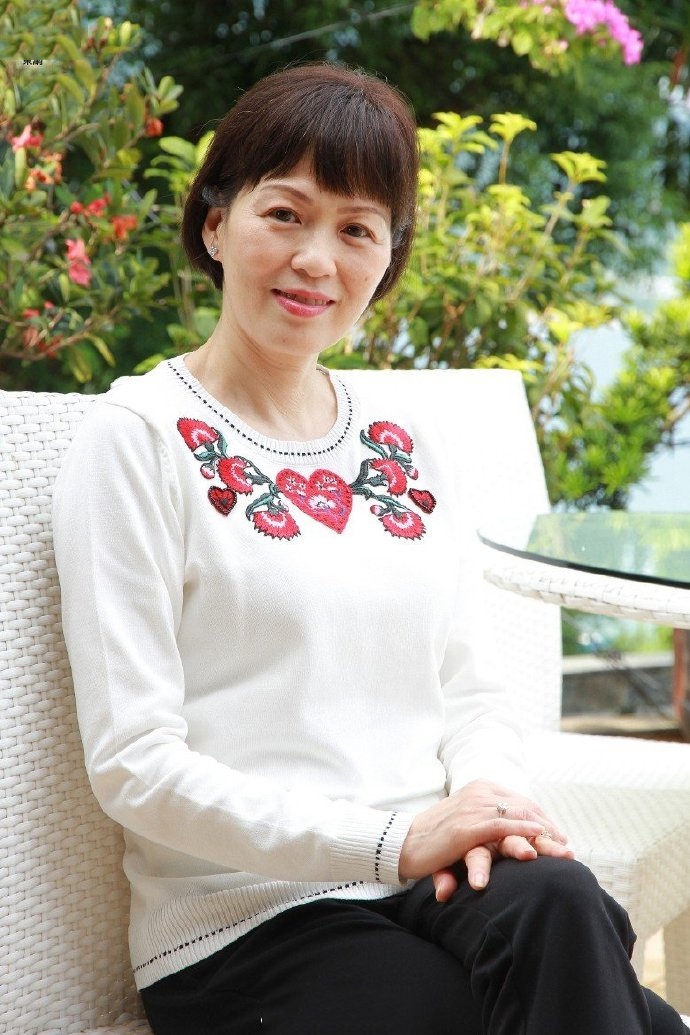 抗癌7年不敌病魔,59岁梁洁华含笑而去,黄日华面容憔悴处理葬礼