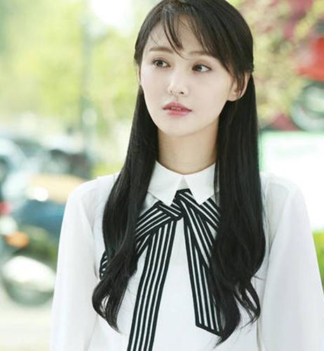 郑爽颜值不是吹的,29岁穿白衬衫配牛仔裤,瞬间美回"贝微微"