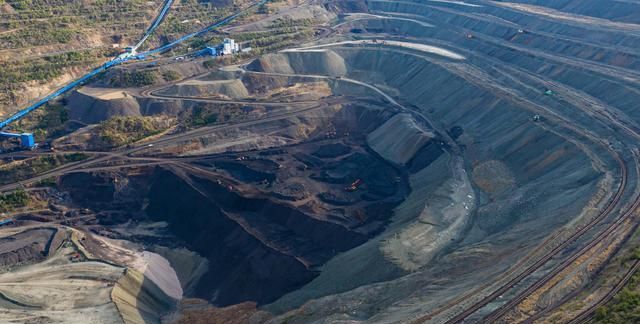 开采105年的抚顺西露天矿大坑,垂直深度400米,中国陆地最低点