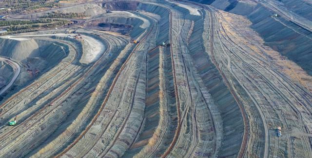 开采105年的抚顺西露天矿大坑,垂直深度400米,中国陆地最低点