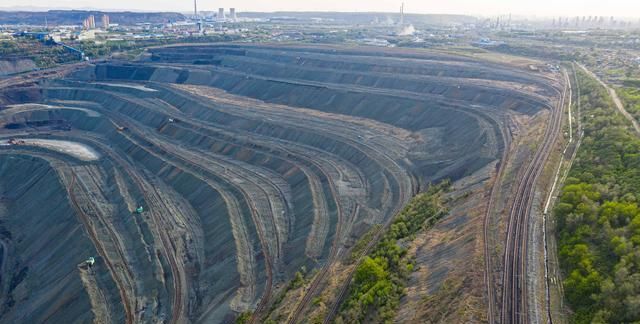 开采105年的抚顺西露天矿大坑,垂直深度400米,中国陆地最低点