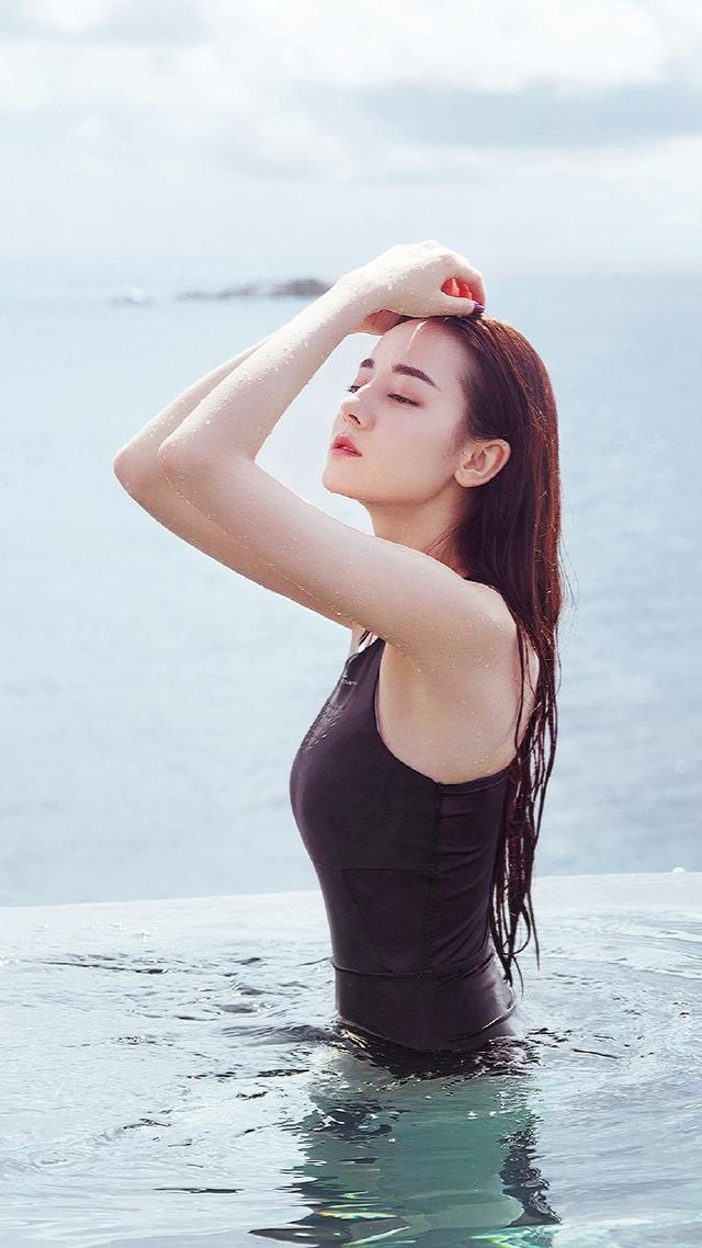 冯提莫晒海边泳衣照,一双白皙大腿光滑细腻,网友都看呆了|冯提莫|泳装