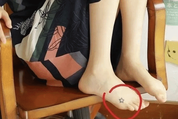 选手为遮纹身想妙招:喻言用贴纸,乃万用冰袖,赵小棠才是真机智