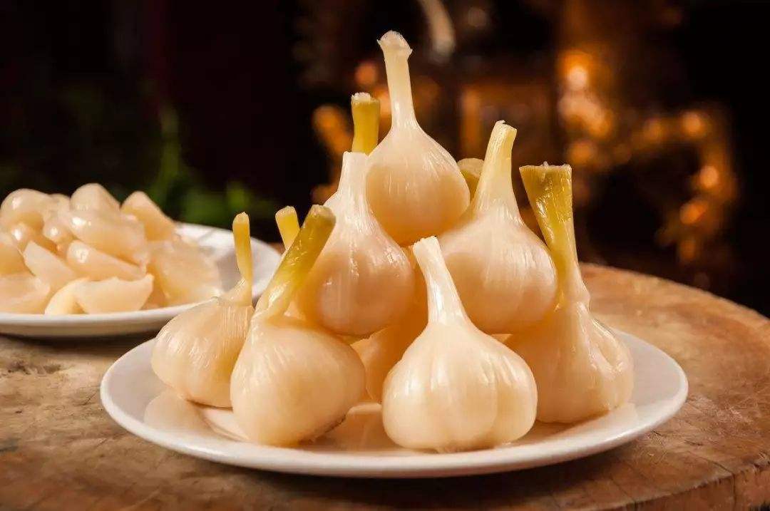 70岁爷爷:告诉你腌糖蒜的配方比例,口感酸甜嫩爽,还不易坏掉