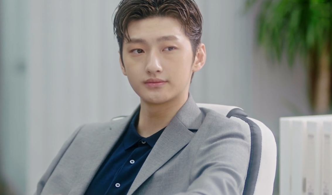 刘特饰演的男主角成厉,是标准的年下男,又奶又狼的高富帅.