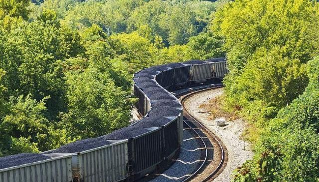 火车运煤时为什么要不停地给煤炭洒水？今天可算知道了