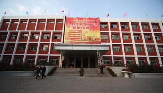 贺昌中学是一所相对自由度非常高的高中,想好像坏自己决定