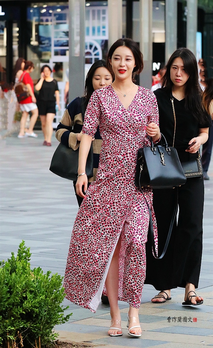 街拍穿碎花小花布连衣裙的美女