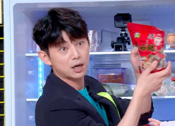 何炅因《拜托了冰箱》剪辑陷争议,却鲜有人注意节目组调侃蔡徐坤
