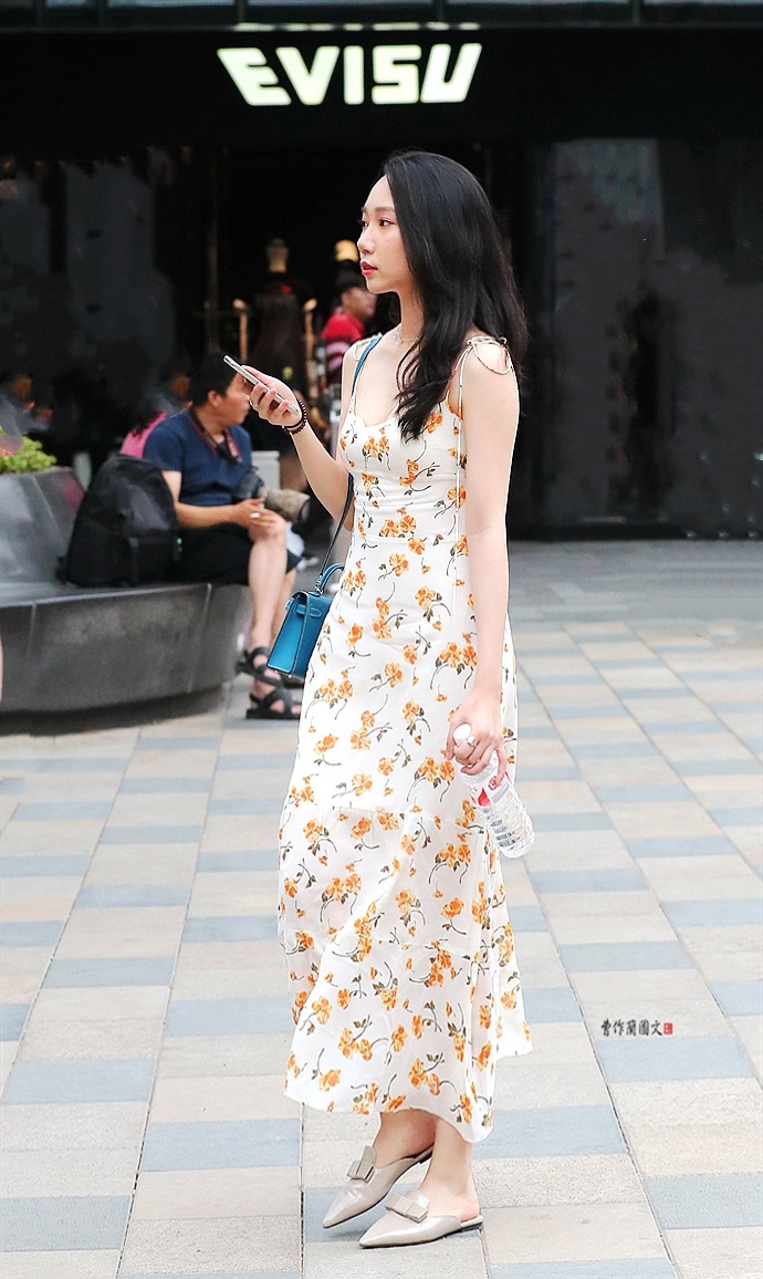 街拍穿碎花小花布连衣裙的美女