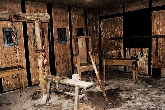 古代"老虎凳" 到底有多恐怖?只需3块砖头便让犯人招供