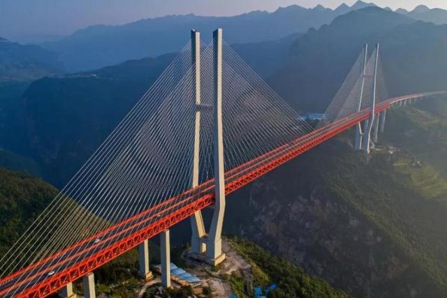 世界"最高"的大桥,大概有200多层楼高,连接两省桥下就是河