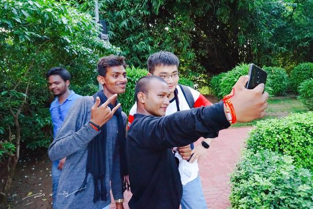 印度人到底有多"爱"中国人?路上看见中国游客,都要拦下来拍照