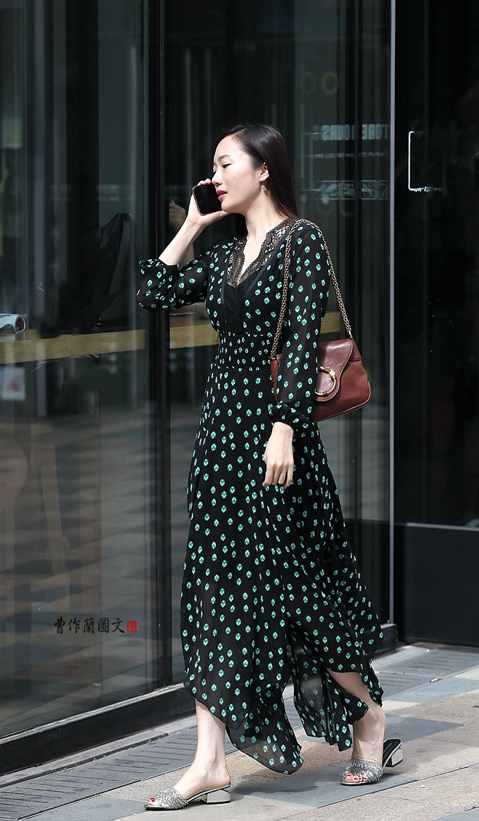街拍穿碎花小花布连衣裙的美女