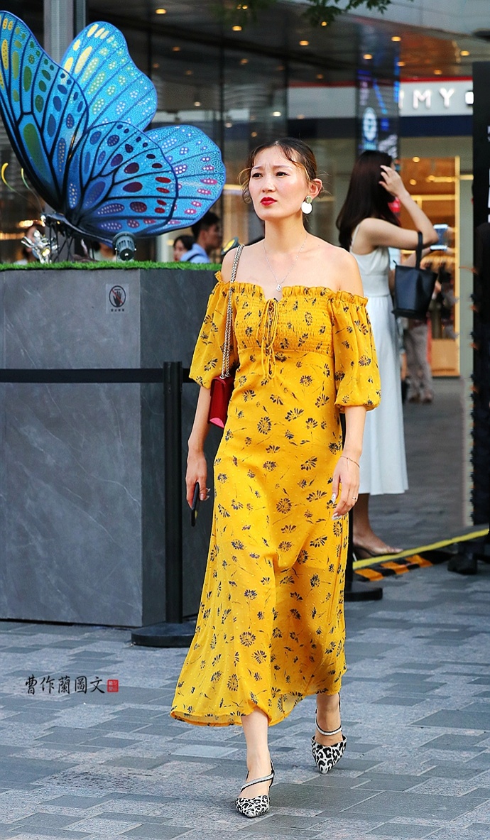 街拍穿碎花小花布连衣裙的美女