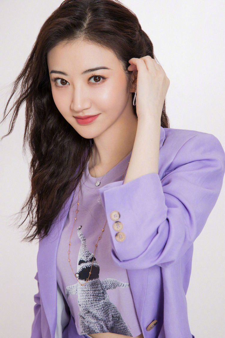 景甜好气质,一身宽松紫色西装配微卷长发,细眉大眼美得很惊艳