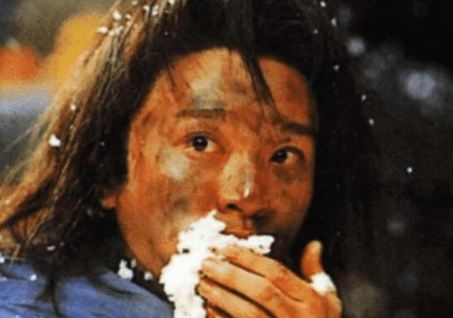 同是演乞丐,星爷用手抓饭,刘德华上街要饭,杨颖却像在"蹭饭"