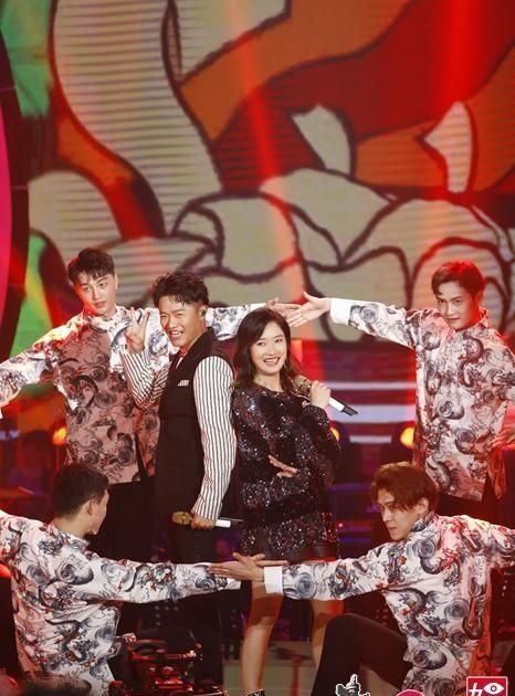 凤凰传奇全新演绎《大碗宽面》燃起惊喜混搭风