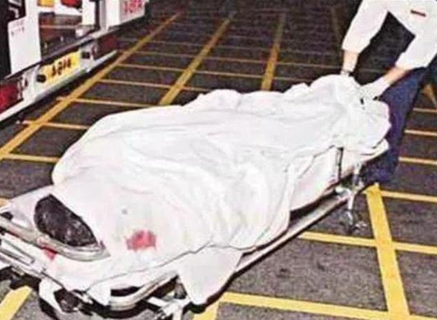 2003年张国荣跳楼自杀,陈淑芬用衣服遮住遗体,保全了哥哥最后尊严